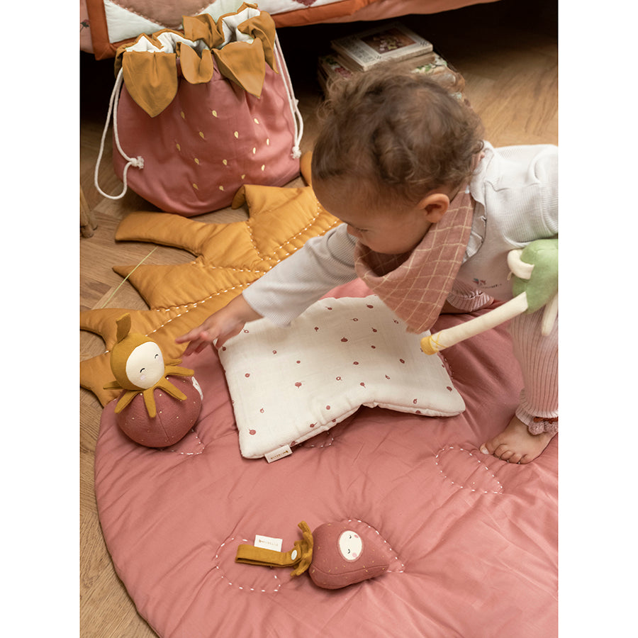 Play Mat / Quilted Blanket . Strawberry